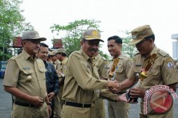 PENYERAHAN PIAGAM KEPADA PEMENANG LOMBA