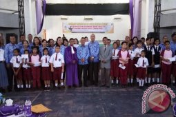 Wabup Serahkan Beasiswa Bagi Anak ASN