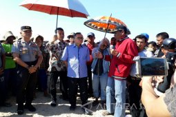 Zulkifli Hasan di Sumenep Tinjau Kondisi Petani Garam (Video)