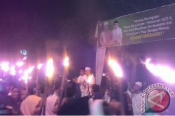 Ribuan warga ikuti pawai obor sambut 1 Muharram  (Video)