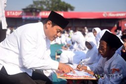 Ribuan Anak-anak di Kediri Ikut Belajar Menulis Huruf Hijaiyah (Video)