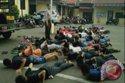 Polisi Amankan 31 "ABG" Diduga Sedang Mabuk-mabukan Dan Ngisap Lem