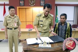 Bupati Serahkan Mobil Operasional PGRI Tanah Laut