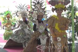"Fashion Show" Kostum Daur Ulang Sampah Digelar di Situbondo (Video)