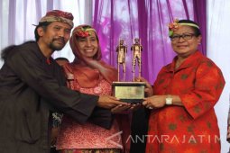 Festival Egrang Jember Mendapat Apresiasi dari Menteri Yohana (Video)