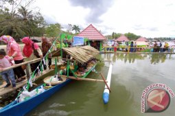 Pengunjung Antusias Belanja Di Pasar Terapung FPDL