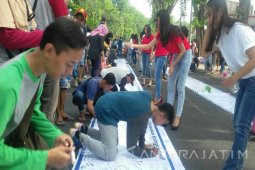 Ribuan Warga Jatim Tandatangani Spanduk Pilkada Damai