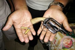 Tersangka Tindak Pidana Narkotika Simpan Senpi Rakitan