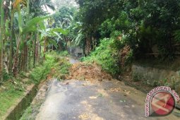 Jalan Lintas Klademak-Pasar Baru Sorong Longsor