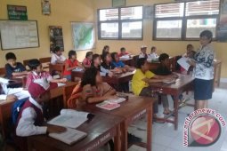 Ratusan Anak Pengungsi Gunung Agung Mulai Bersekolah (Video)