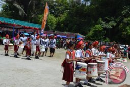 Grup Drumband Ember Bekas Cat Tampil Memukau