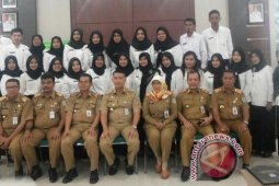 Wali Kota serahkan SK CPNS kepada bidan