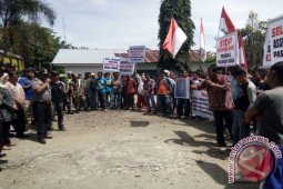 Wisatawan berkurang karena air waduk turun