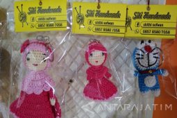 Siti Kembangkan Seni Rajut dalam Keterbatasan Fisik