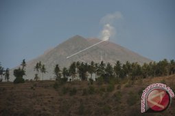 PVMBG: Asap Abu-Abu Gunung Agung Akibat Pantulan Cahaya