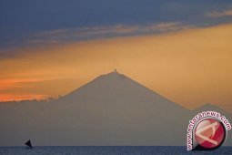 Gunung Agung kembali erupsi saat berstatus siaga