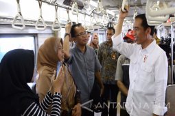 Rayakan HUT PT KAI Jokowi Naik "Commuter Line" (Video)