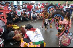 Atraksi kuda lumping warnai balap sepeda Jambi