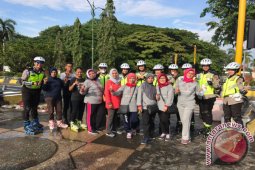 Polisi Bersepatu Roda Diserbu Masyarakat Untuk "Selfie"