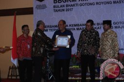 Walikota Terima Penghargaan UWN