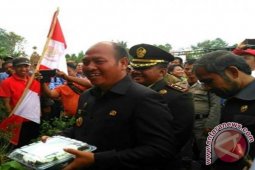 Bupati Nikson Dapatkan Kue Ultah di Pangaribuan