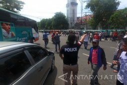 "Sweeping" Angkutan Umum di Surabaya Dibubarkan Polisi (Video)