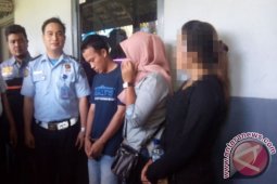 Jenguk Suami, Istri Selipkan Kaca Pirex Dan Jarum Suntik