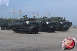 Spanduk HUT TNI Dibentangkan di Puncak Jayawijaya