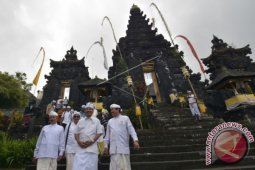 Menteri Pariwisata Tinjau Pura Besakih