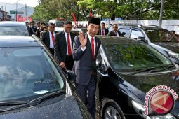 Presiden Jokowi Pilih Jalan Kaki ke Peringatan HUT TNI