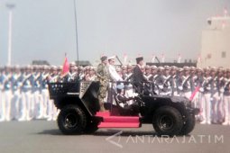 Hadiri Peringatan HUT TNI, Presiden Berjalan Kaki (Video)