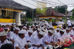 Bupati Klungkung Adakan Persembahyangan Bersama