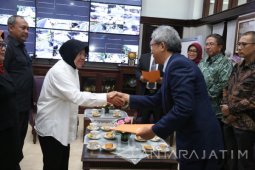 Risma Tekankan Optimalisasi Pelayanan PDAM Surabaya
