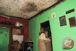 Pelajar SD Purwakarta Bantu Perbaikan Rumah Warga