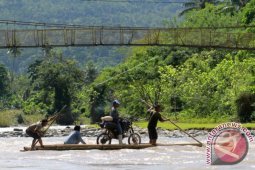 Warga Gunakan Rakit Akibat Perbaikan Jembatan Tulabolo
