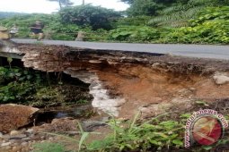 Sebuah Jembatan Terancam  Ambruk