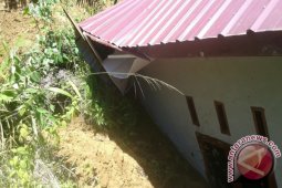 Satu Rumah Hanyut Dibawa Arus