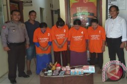 Polisi Tempilang Tangkap Empat IRT Sedang Berjudi