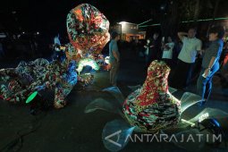 Pameran World Is Hoax