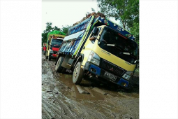 Dewan Sambas Minta Pemprov Kalbar Perbaiki Jalan