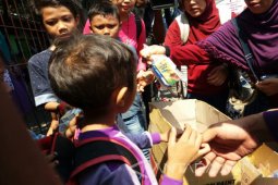 Warga Kalianak Surabaya Berbagi Segelas Susu Terakhir