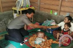 Bripka Betly Santuni Anak Penderita Hydrosepalus