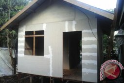 Satgas TMMD Sehari Bedah Tiga Rumah
