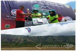 Ketepatan Mendarat Dinilai Dalam Lomba Paralayang di Bondowoso (Video)