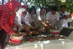 Jelang Pendaftaran Parpol, Pengurus Gerindra Surabaya Ziarah Makam Bung Tomo