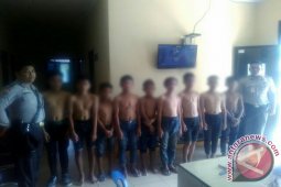 Remaja Bawa Keris