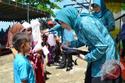 KETUA TIM PKK MEMBERIKAN BANTUAN