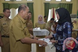 Walikota Serahkan SK CPNS PTT.Bidan