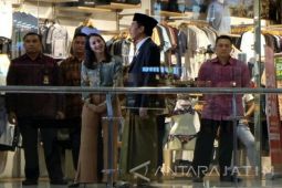 Ke Mal, Presiden Jokowi Pakai Sarung