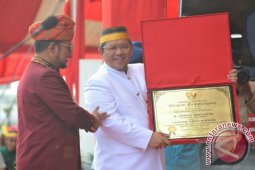 Gubernur Aher Dianugerahi Gelar I Baji Daeng
